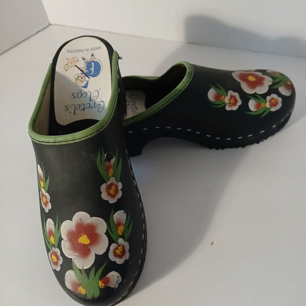 Vintage womens clogs. Greta made in Sweden. Sz8 black floral.